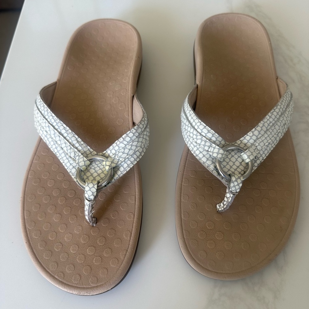 Women's Vionic Tide white sandals. Size 12